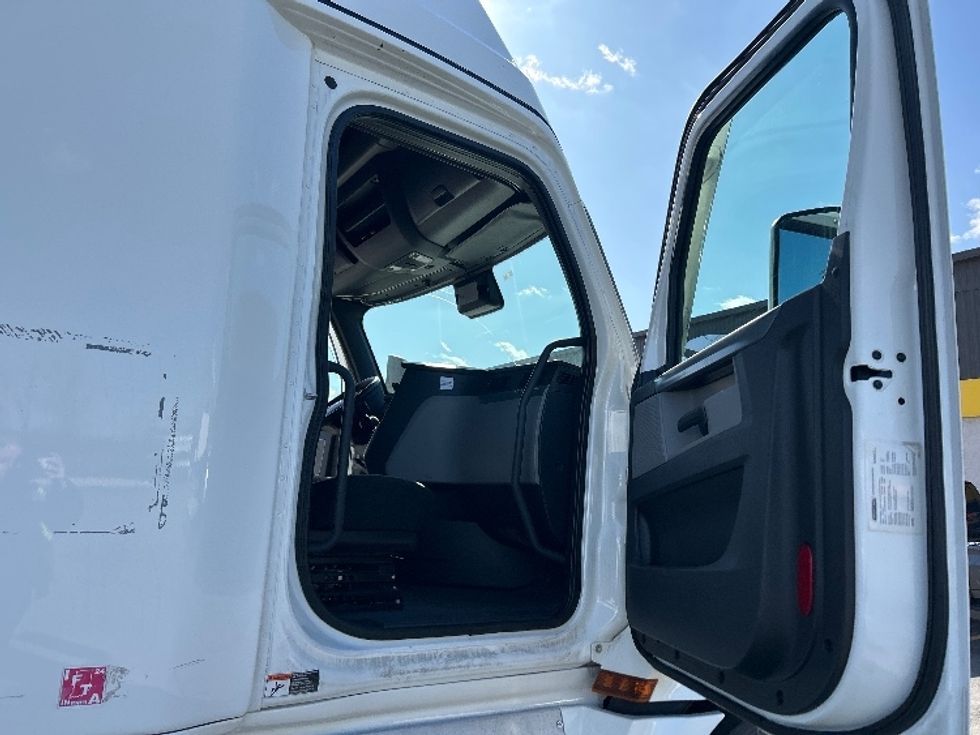 Sleeper Tractor-Heavy Duty Tractors-Freightliner-2021-T12664ST-Londonderry-NH-600,011\n\t\tmiles-$ 53,500 - Image 13