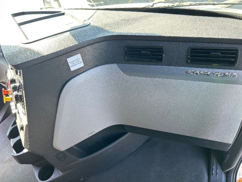 Sleeper Tractor-Heavy Duty Tractors-Freightliner-2021-T12664ST-Londonderry-NH-600,011\n\t\tmiles-$ 53,500 - Image 14