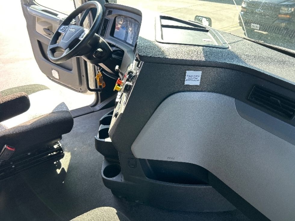 Sleeper Tractor-Heavy Duty Tractors-Freightliner-2021-T12664ST-Londonderry-NH-600,011\n\t\tmiles-$ 53,500 - Image 15