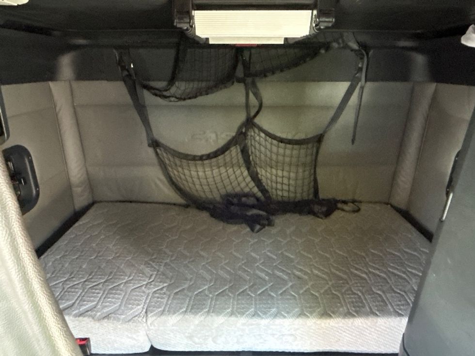 Sleeper Tractor-Heavy Duty Tractors-Freightliner-2021-T12664ST-Londonderry-NH-600,011\n\t\tmiles-$ 53,500 - Image 16