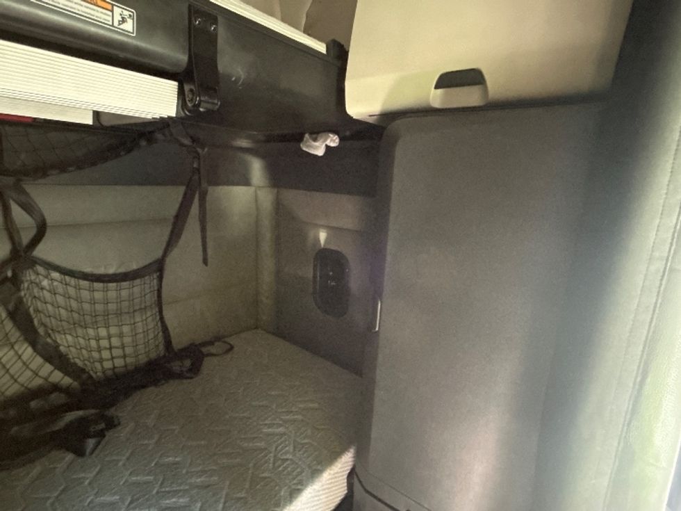 Sleeper Tractor-Heavy Duty Tractors-Freightliner-2021-T12664ST-Londonderry-NH-600,011\n\t\tmiles-$ 53,500 - Image 18