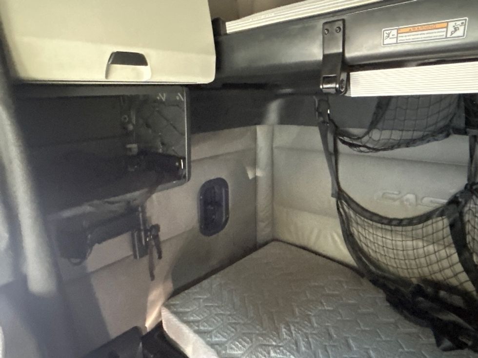 Sleeper Tractor-Heavy Duty Tractors-Freightliner-2021-T12664ST-Londonderry-NH-600,011\n\t\tmiles-$ 53,500 - Image 19