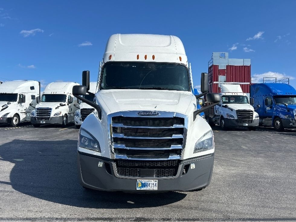 Sleeper Tractor-Heavy Duty Tractors-Freightliner-2021-T12664ST-Londonderry-NH-600,011\n\t\tmiles-$ 53,500 - Image 2
