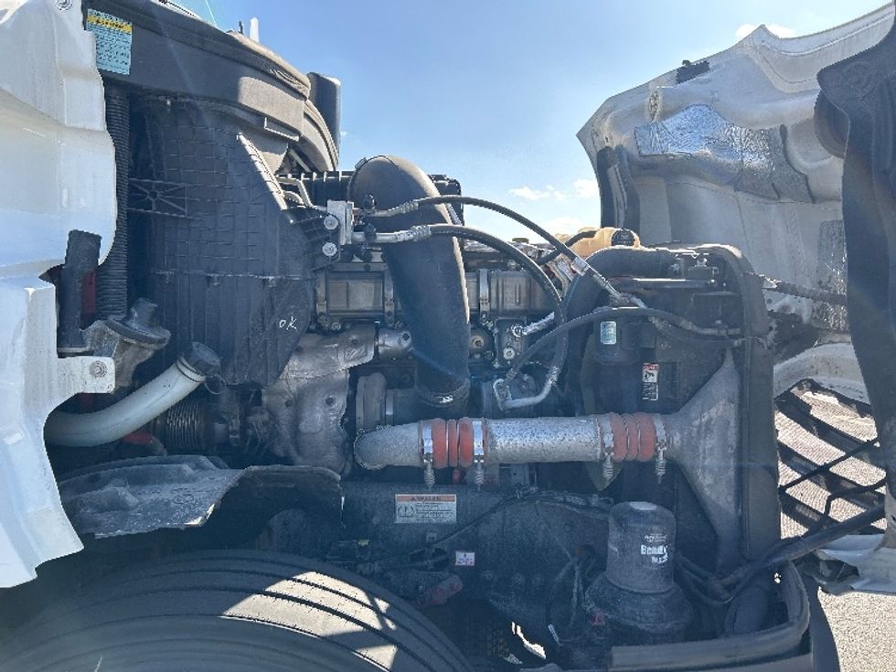 Sleeper Tractor-Heavy Duty Tractors-Freightliner-2021-T12664ST-Londonderry-NH-600,011\n\t\tmiles-$ 53,500 - Image 20