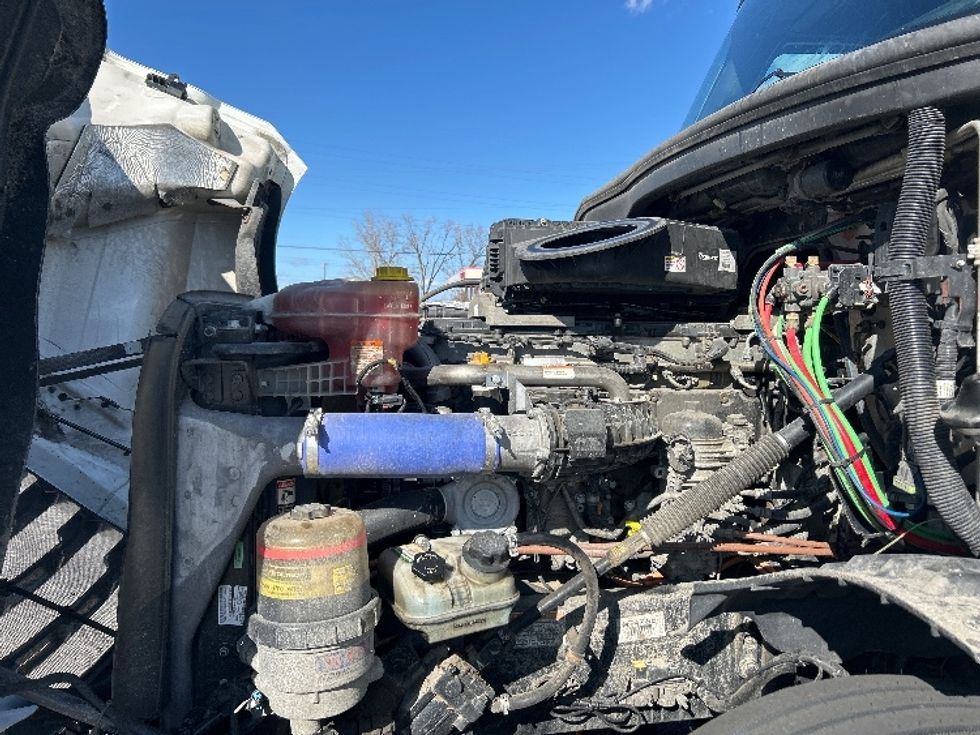 Sleeper Tractor-Heavy Duty Tractors-Freightliner-2021-T12664ST-Londonderry-NH-600,011\n\t\tmiles-$ 53,500 - Image 21