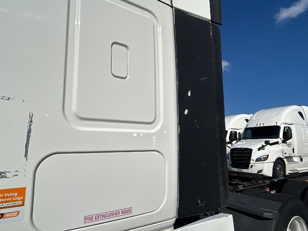 Sleeper Tractor-Heavy Duty Tractors-Freightliner-2021-T12664ST-Londonderry-NH-600,011\n\t\tmiles-$ 53,500 - Image 22