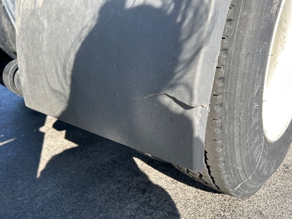 Sleeper Tractor-Heavy Duty Tractors-Freightliner-2021-T12664ST-Londonderry-NH-600,011\n\t\tmiles-$ 53,500 - Image 23