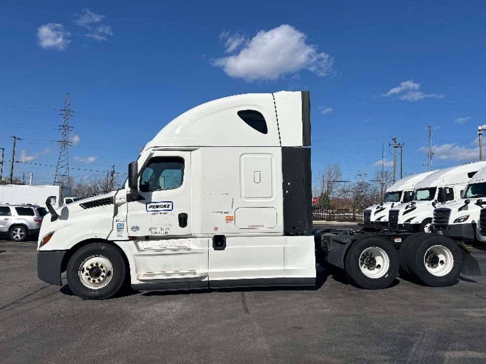 Sleeper Tractor-Heavy Duty Tractors-Freightliner-2021-T12664ST-Londonderry-NH-600,011\n\t\tmiles-$ 53,500 - Image 4