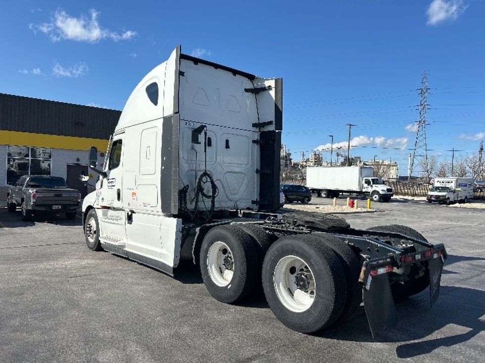 Sleeper Tractor-Heavy Duty Tractors-Freightliner-2021-T12664ST-Londonderry-NH-600,011\n\t\tmiles-$ 53,500 - Image 5