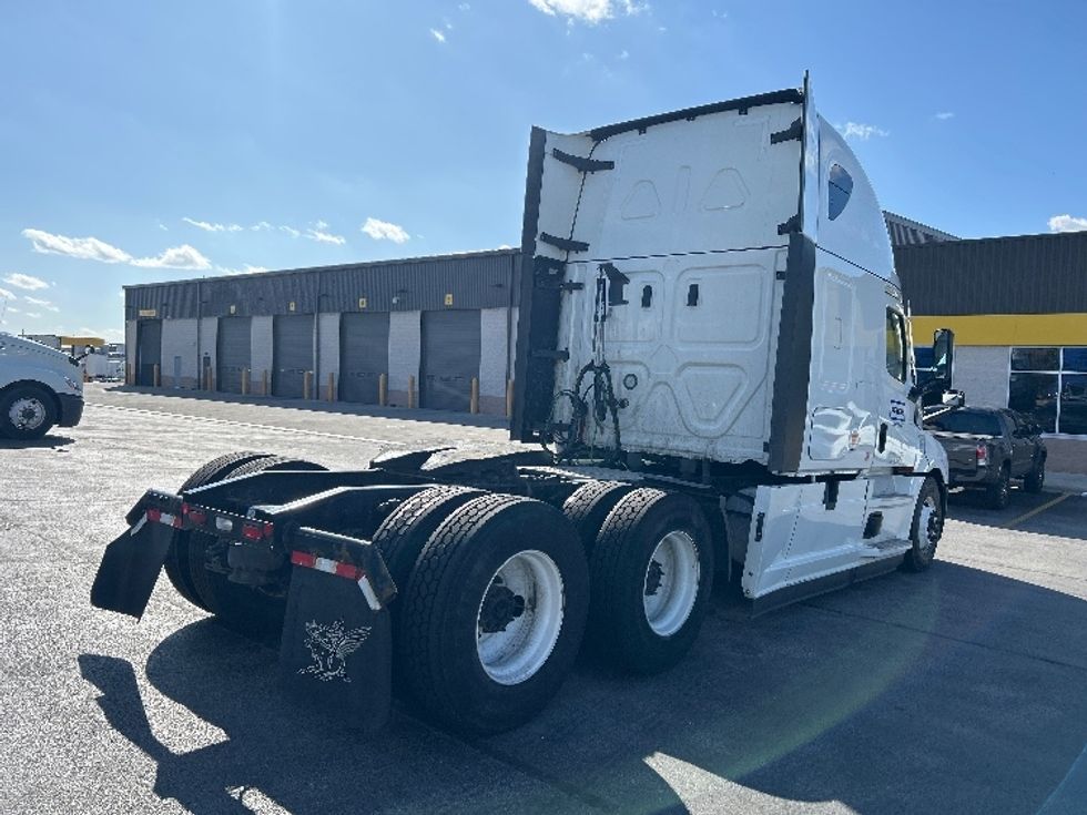 Sleeper Tractor-Heavy Duty Tractors-Freightliner-2021-T12664ST-Londonderry-NH-600,011\n\t\tmiles-$ 53,500 - Image 7