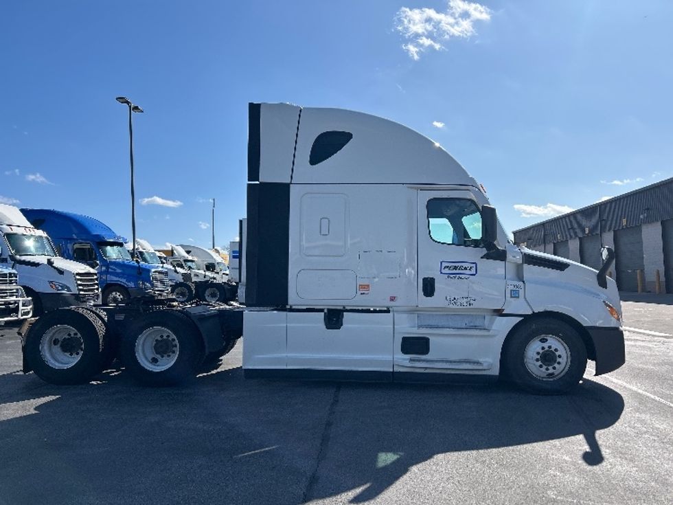 Sleeper Tractor-Heavy Duty Tractors-Freightliner-2021-T12664ST-Londonderry-NH-600,011\n\t\tmiles-$ 53,500 - Image 8