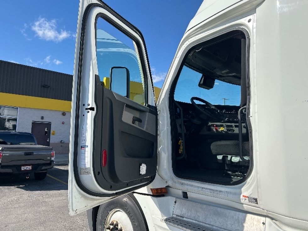 Sleeper Tractor-Heavy Duty Tractors-Freightliner-2021-T12664ST-Londonderry-NH-600,011\n\t\tmiles-$ 53,500 - Image 9