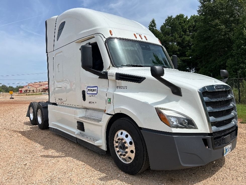 Sleeper Tractor-Heavy Duty Tractors-Freightliner-2021-T12664ST-Longview-TX-438,165\n\t\tmiles-$ 77,750 - Image 1