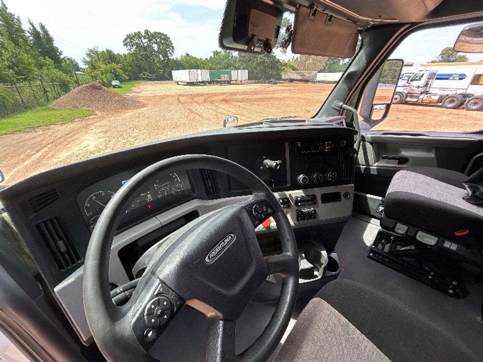 Sleeper Tractor-Heavy Duty Tractors-Freightliner-2021-T12664ST-Longview-TX-438,165\n\t\tmiles-$ 77,750 - Image 10
