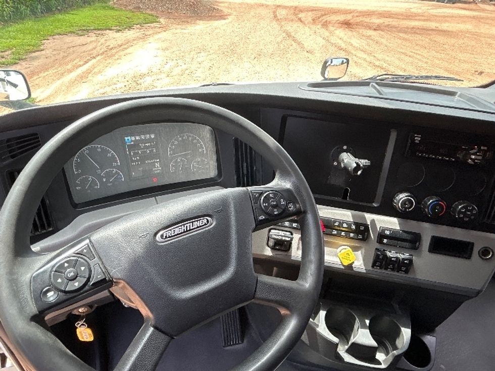 Sleeper Tractor-Heavy Duty Tractors-Freightliner-2021-T12664ST-Longview-TX-438,165\n\t\tmiles-$ 77,750 - Image 11