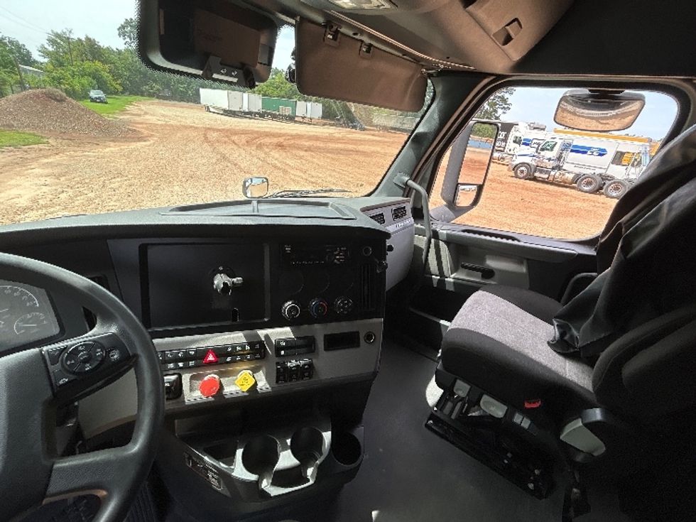 Sleeper Tractor-Heavy Duty Tractors-Freightliner-2021-T12664ST-Longview-TX-438,165\n\t\tmiles-$ 77,750 - Image 12