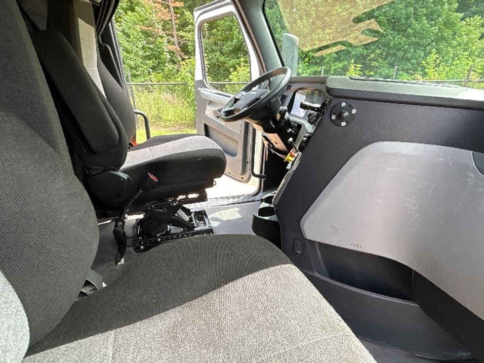 Sleeper Tractor-Heavy Duty Tractors-Freightliner-2021-T12664ST-Longview-TX-438,165\n\t\tmiles-$ 77,750 - Image 15