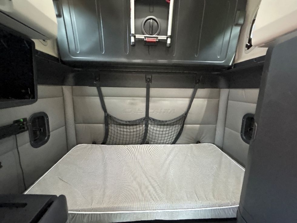 Sleeper Tractor-Heavy Duty Tractors-Freightliner-2021-T12664ST-Longview-TX-438,165\n\t\tmiles-$ 77,750 - Image 16