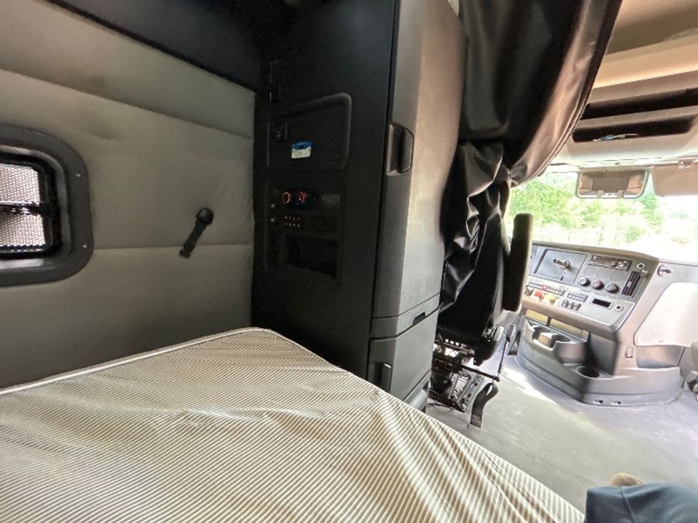 Sleeper Tractor-Heavy Duty Tractors-Freightliner-2021-T12664ST-Longview-TX-438,165\n\t\tmiles-$ 77,750 - Image 18