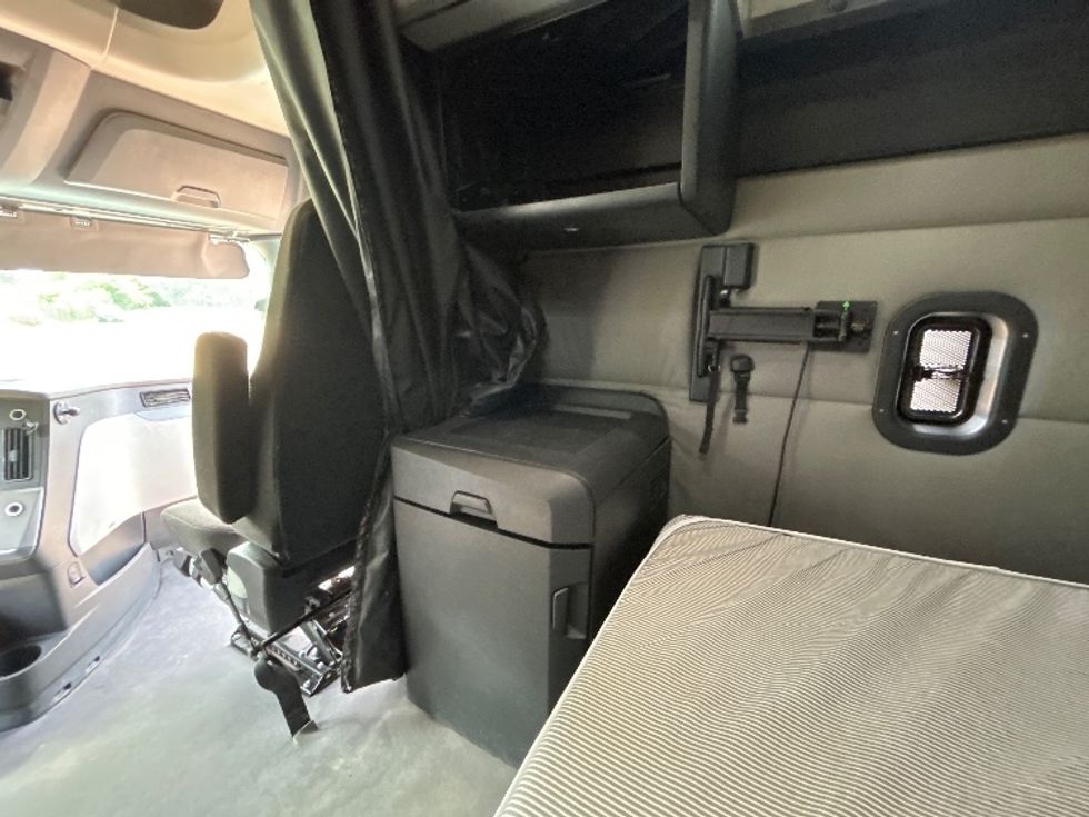 Sleeper Tractor-Heavy Duty Tractors-Freightliner-2021-T12664ST-Longview-TX-438,165\n\t\tmiles-$ 77,750 - Image 19