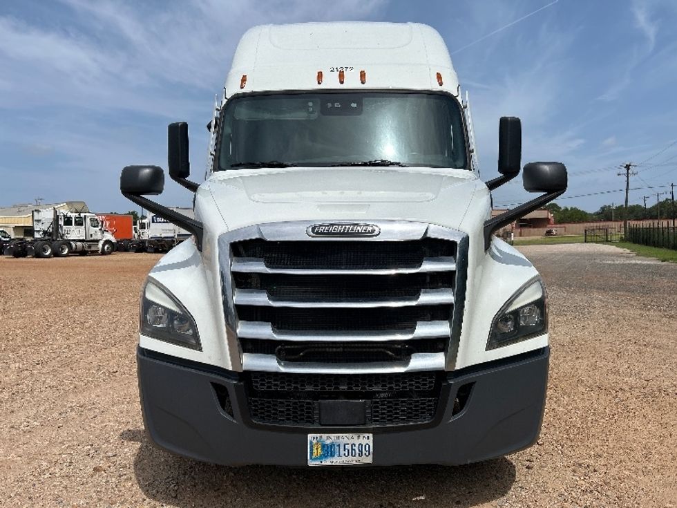 Sleeper Tractor-Heavy Duty Tractors-Freightliner-2021-T12664ST-Longview-TX-438,165\n\t\tmiles-$ 77,750 - Image 2