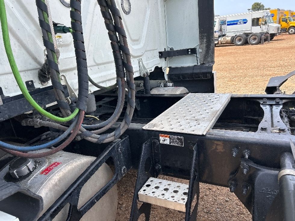 Sleeper Tractor-Heavy Duty Tractors-Freightliner-2021-T12664ST-Longview-TX-438,165\n\t\tmiles-$ 77,750 - Image 22
