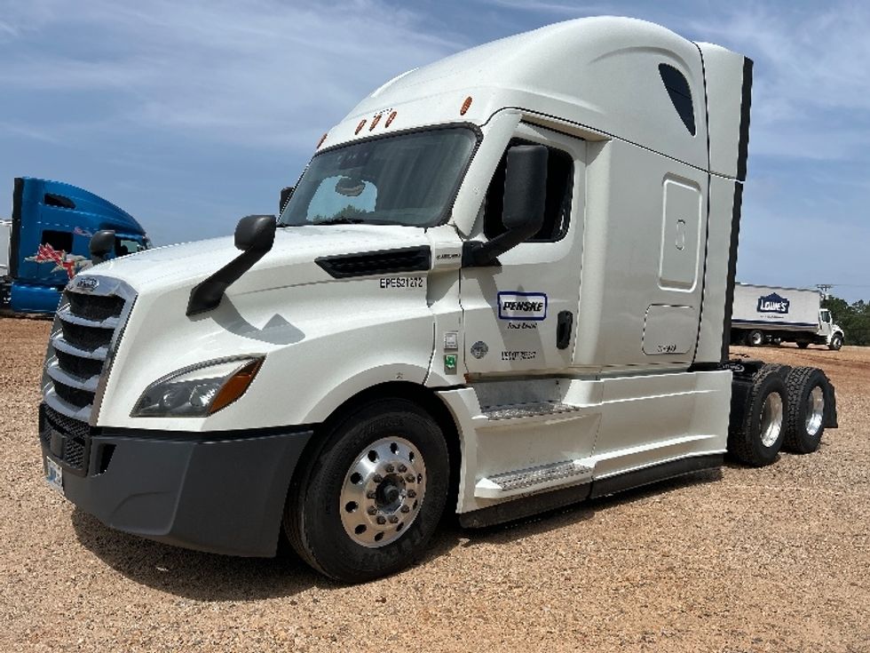 Sleeper Tractor-Heavy Duty Tractors-Freightliner-2021-T12664ST-Longview-TX-438,165\n\t\tmiles-$ 77,750 - Image 3