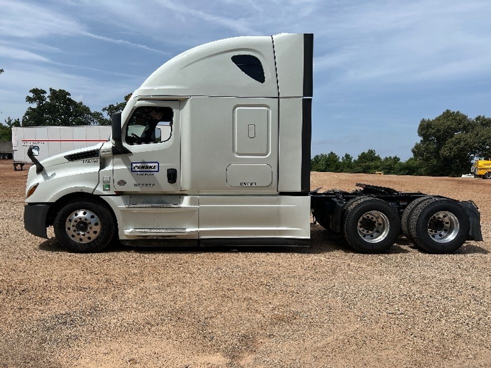 Sleeper Tractor-Heavy Duty Tractors-Freightliner-2021-T12664ST-Longview-TX-438,165\n\t\tmiles-$ 77,750 - Image 4