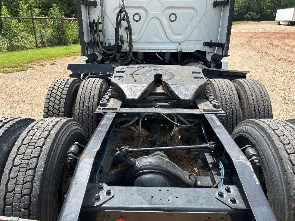 Sleeper Tractor-Heavy Duty Tractors-Freightliner-2021-T12664ST-Longview-TX-438,165\n\t\tmiles-$ 77,750 - Image 6
