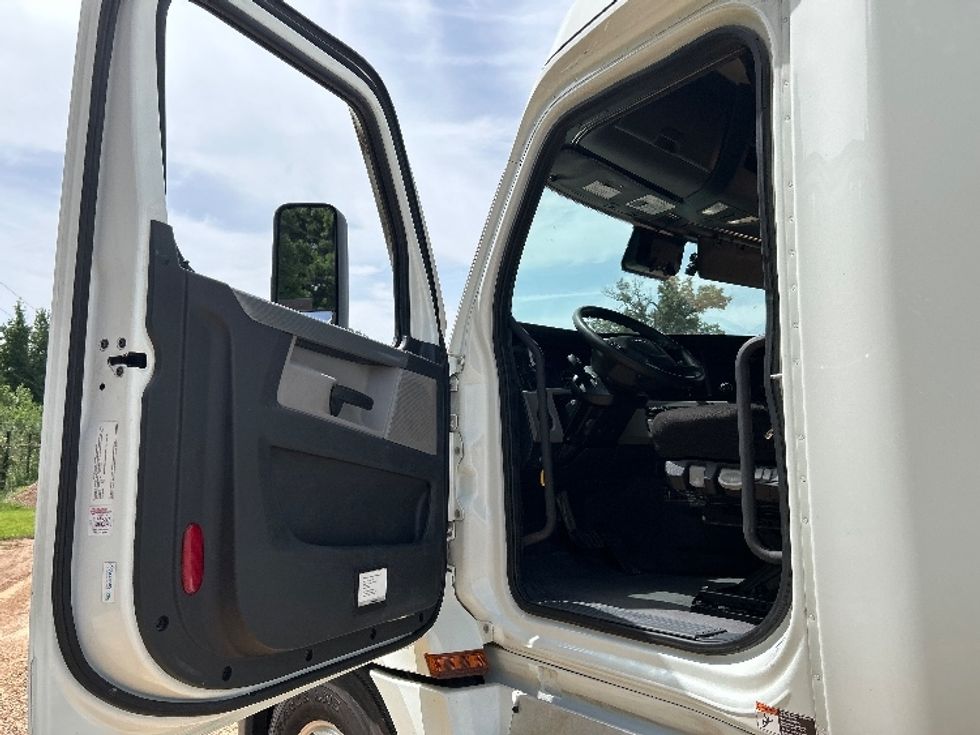Sleeper Tractor-Heavy Duty Tractors-Freightliner-2021-T12664ST-Longview-TX-438,165\n\t\tmiles-$ 77,750 - Image 9