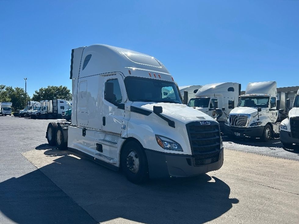 Sleeper Tractor-Heavy Duty Tractors-Freightliner-2021-T12664ST-Louisville-KY-481,461\n\t\tmiles-$ 63,750 - Image 1