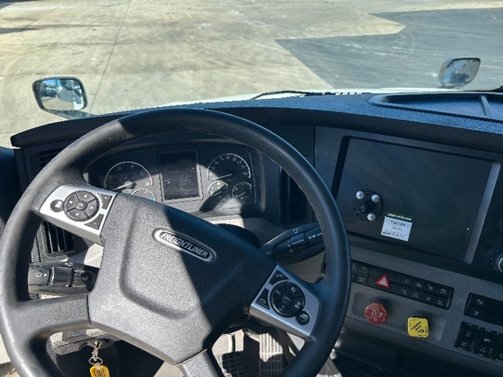Sleeper Tractor-Heavy Duty Tractors-Freightliner-2021-T12664ST-Louisville-KY-481,461\n\t\tmiles-$ 63,750 - Image 11