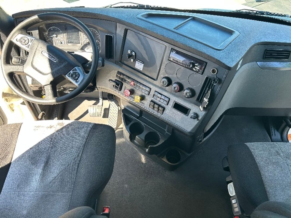 Sleeper Tractor-Heavy Duty Tractors-Freightliner-2021-T12664ST-Louisville-KY-481,461\n\t\tmiles-$ 63,750 - Image 12