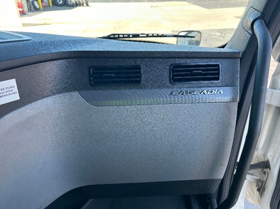 Sleeper Tractor-Heavy Duty Tractors-Freightliner-2021-T12664ST-Louisville-KY-481,461\n\t\tmiles-$ 63,750 - Image 14