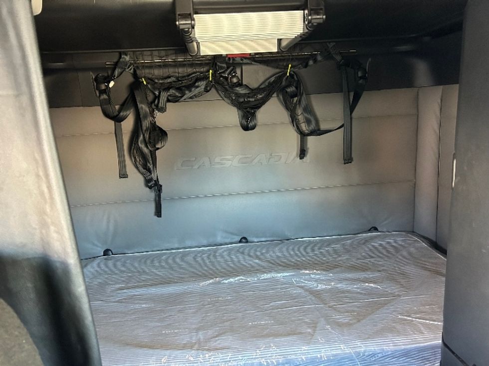 Sleeper Tractor-Heavy Duty Tractors-Freightliner-2021-T12664ST-Louisville-KY-481,461\n\t\tmiles-$ 63,750 - Image 15