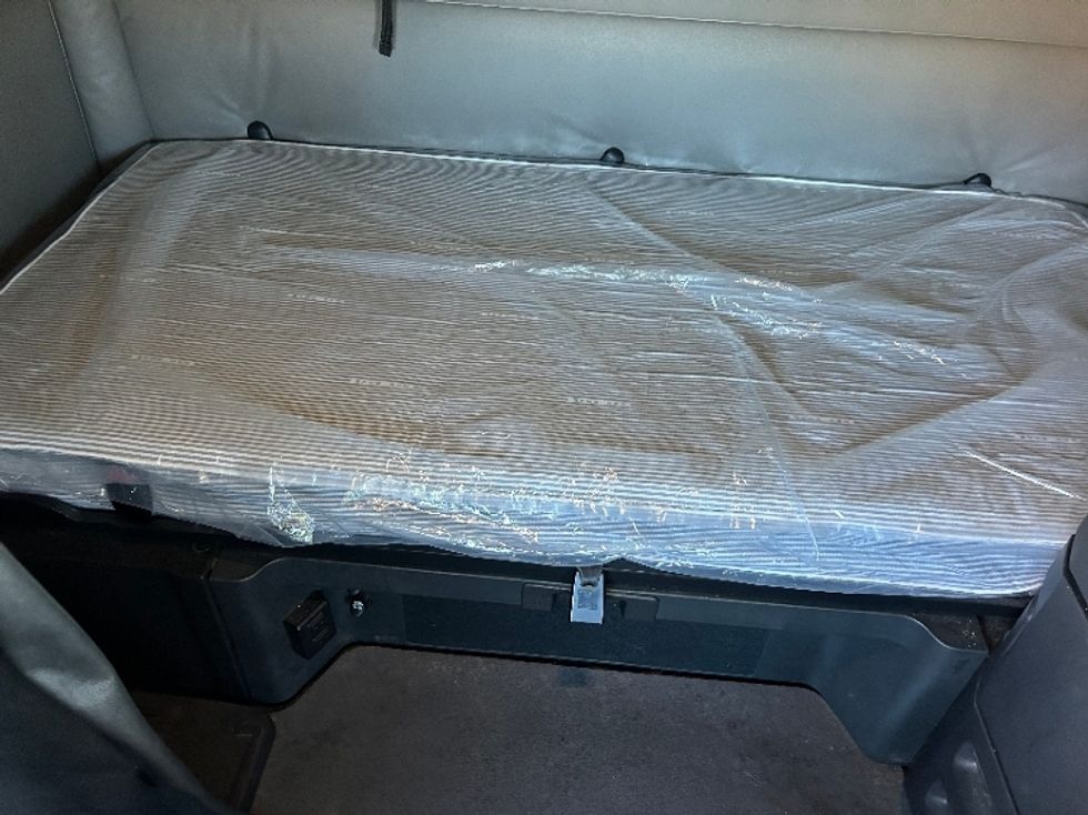 Sleeper Tractor-Heavy Duty Tractors-Freightliner-2021-T12664ST-Louisville-KY-481,461\n\t\tmiles-$ 63,750 - Image 16