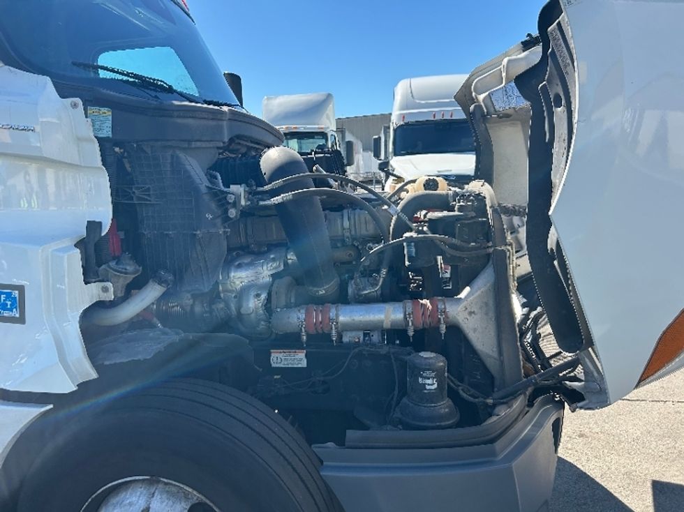 Sleeper Tractor-Heavy Duty Tractors-Freightliner-2021-T12664ST-Louisville-KY-481,461\n\t\tmiles-$ 63,750 - Image 19