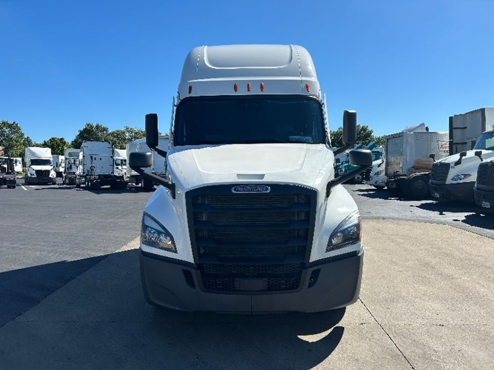 Sleeper Tractor-Heavy Duty Tractors-Freightliner-2021-T12664ST-Louisville-KY-481,461\n\t\tmiles-$ 63,750 - Image 2
