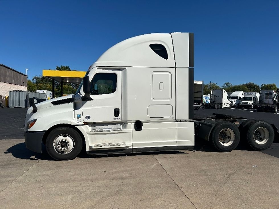 Sleeper Tractor-Heavy Duty Tractors-Freightliner-2021-T12664ST-Louisville-KY-481,461\n\t\tmiles-$ 63,750 - Image 4