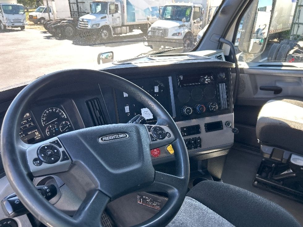 Sleeper Tractor-Heavy Duty Tractors-Freightliner-2021-T12664ST-Louisville-KY-560,560\n\t\tmiles-$ 57,000 - Image 10