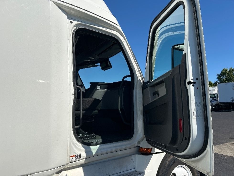 Sleeper Tractor-Heavy Duty Tractors-Freightliner-2021-T12664ST-Louisville-KY-560,560\n\t\tmiles-$ 57,000 - Image 13