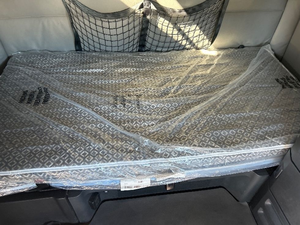 Sleeper Tractor-Heavy Duty Tractors-Freightliner-2021-T12664ST-Louisville-KY-560,560\n\t\tmiles-$ 57,000 - Image 17