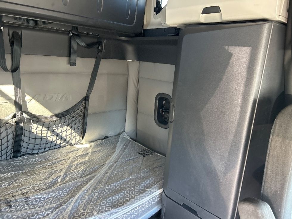 Sleeper Tractor-Heavy Duty Tractors-Freightliner-2021-T12664ST-Louisville-KY-560,560\n\t\tmiles-$ 57,000 - Image 18