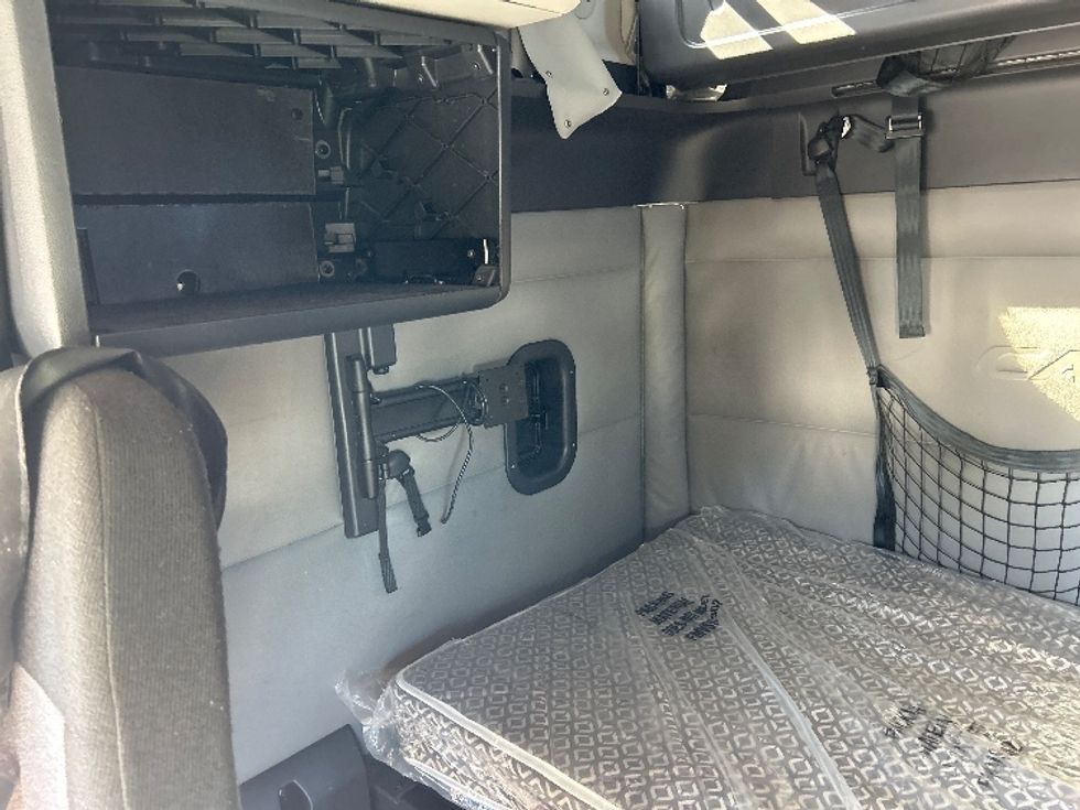 Sleeper Tractor-Heavy Duty Tractors-Freightliner-2021-T12664ST-Louisville-KY-560,560\n\t\tmiles-$ 57,000 - Image 19