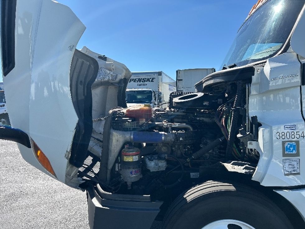 Sleeper Tractor-Heavy Duty Tractors-Freightliner-2021-T12664ST-Louisville-KY-560,560\n\t\tmiles-$ 57,000 - Image 21