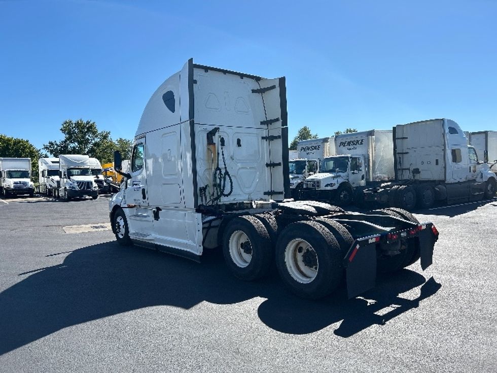 Sleeper Tractor-Heavy Duty Tractors-Freightliner-2021-T12664ST-Louisville-KY-560,560\n\t\tmiles-$ 57,000 - Image 5