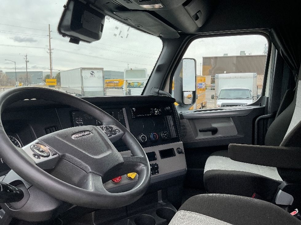 Sleeper Tractor-Heavy Duty Tractors-Freightliner-2021-T12664ST-Loveland-CO-614,790\n\t\tmiles-$ 47,750 - Image 10