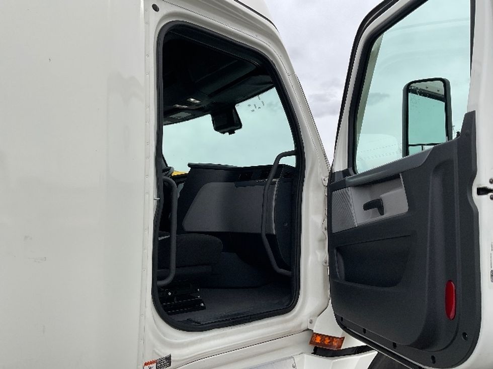 Sleeper Tractor-Heavy Duty Tractors-Freightliner-2021-T12664ST-Loveland-CO-614,790\n\t\tmiles-$ 47,750 - Image 13