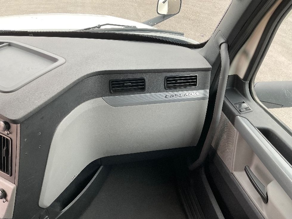 Sleeper Tractor-Heavy Duty Tractors-Freightliner-2021-T12664ST-Loveland-CO-614,790\n\t\tmiles-$ 47,750 - Image 14