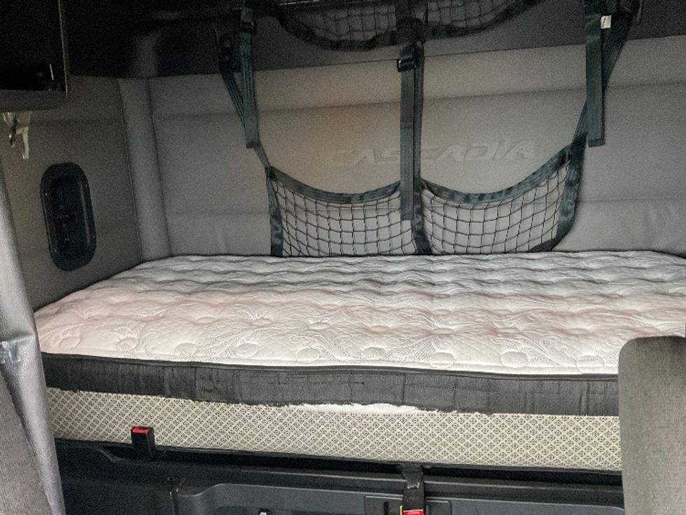 Sleeper Tractor-Heavy Duty Tractors-Freightliner-2021-T12664ST-Loveland-CO-614,790\n\t\tmiles-$ 47,750 - Image 16